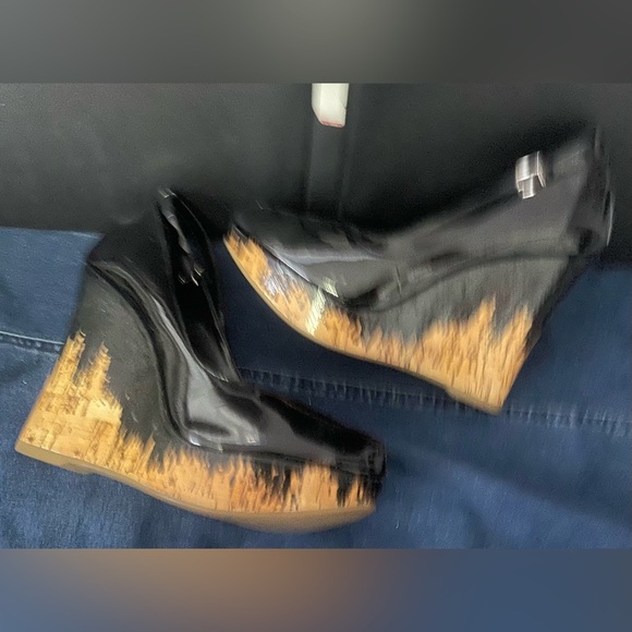 Exclusive BCBG wedges - Picture 4 of 11